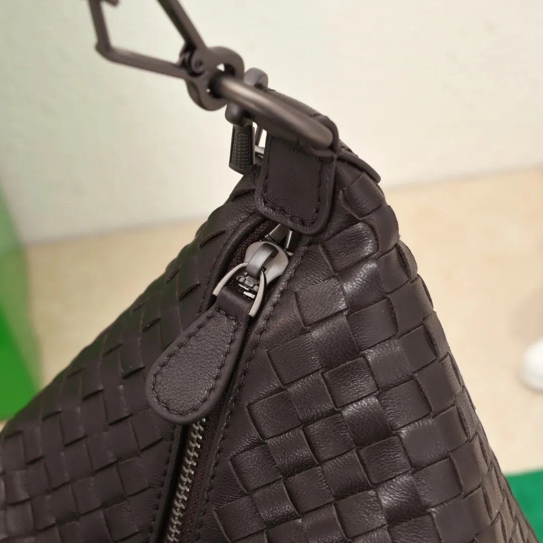 Batch 1260 BV classic women's hand-held shoulder crossbody bag, made of imported sheepskin purely hand-woven, lined with pigskin, equipped with original matte hardware, with long shoulder straps that can be adjusted in length, impeccable workmanship, top-notch craftsmanship, focusing on high-end quality, the first choice for product identification, real-life pictures 👉🏻The color is great👍 Size: 28*18*14 Model: 9843